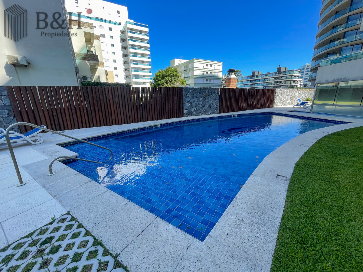 Apartamento ID.5909 - Apartamento de 2 dormitorios y 2 baños en alquiler temporal, a pasos del mar. Punta del Este