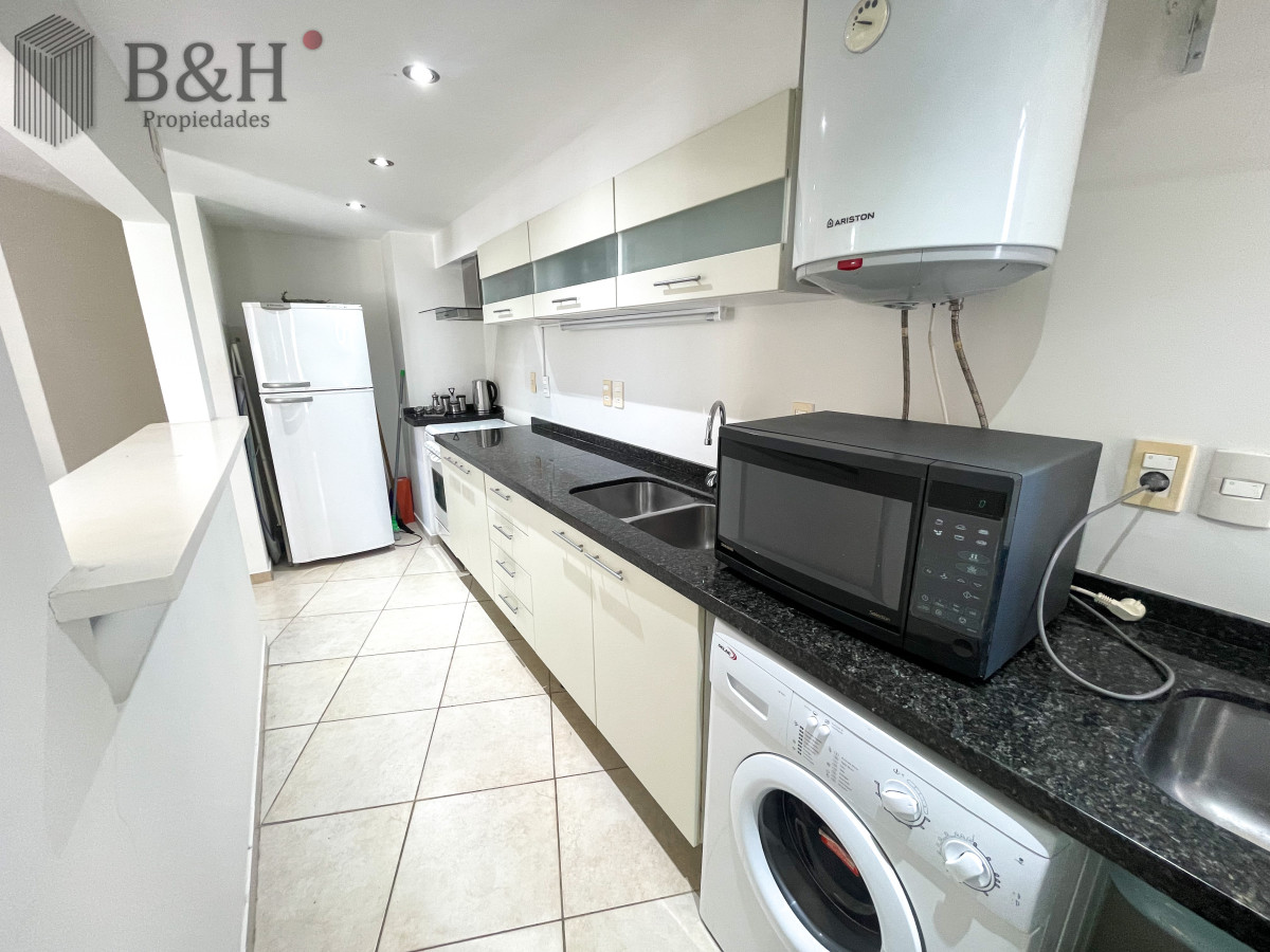 Apartamento ID.5909 - Apartamento de 2 dormitorios y 2 baños en alquiler temporal, a pasos del mar. Punta del Este