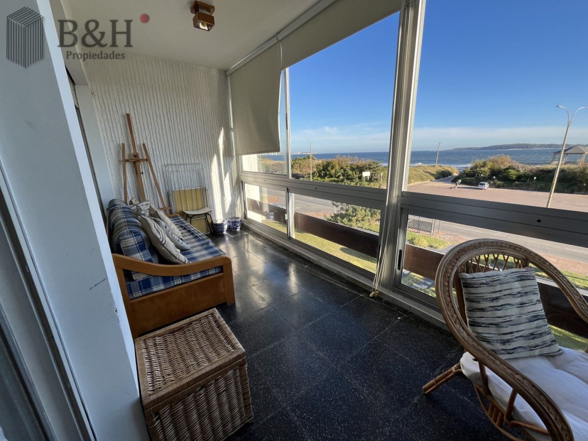 Apartamento ID.7278 - Apartamento en Primera Línea de la Playa Mansa en Alquiler Anual e Invernal con Cochera