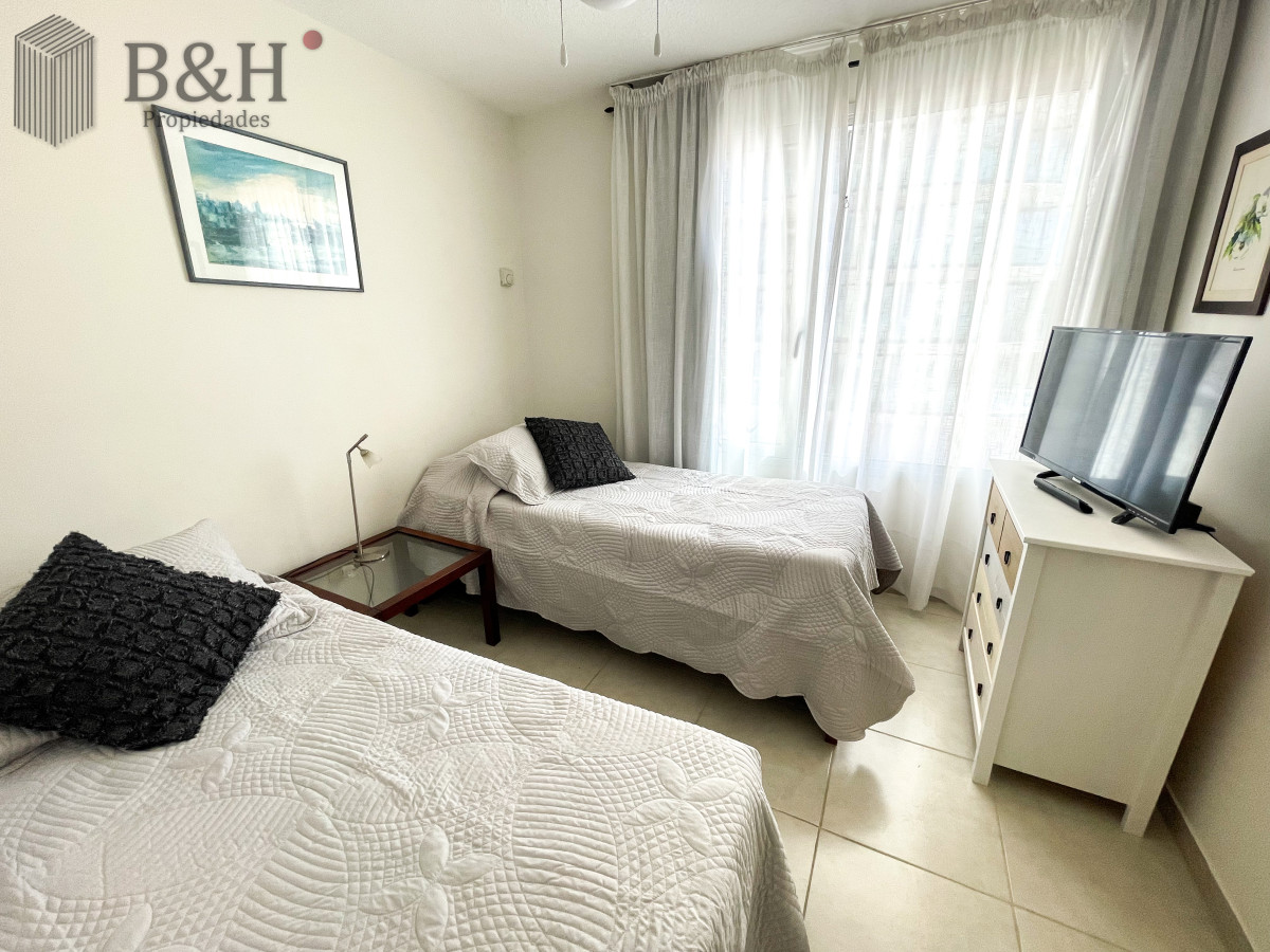 Apartamento ID.5909 - Apartamento de 2 dormitorios y 2 baños en alquiler temporal, a pasos del mar. Punta del Este