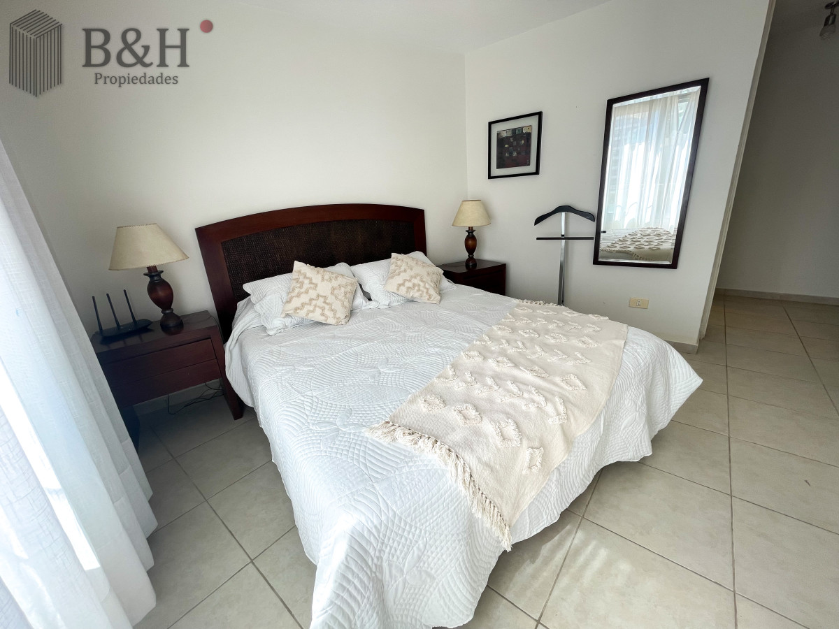 Apartamento ID.5909 - Apartamento de 2 dormitorios y 2 baños en alquiler temporal, a pasos del mar. Punta del Este