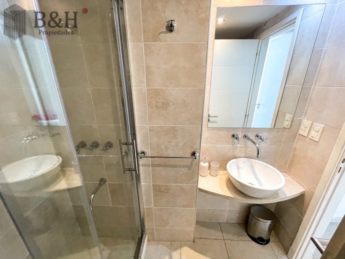 Apartamento ID.5909 - Apartamento de 2 dormitorios y 2 baños en alquiler temporal, a pasos del mar. Punta del Este