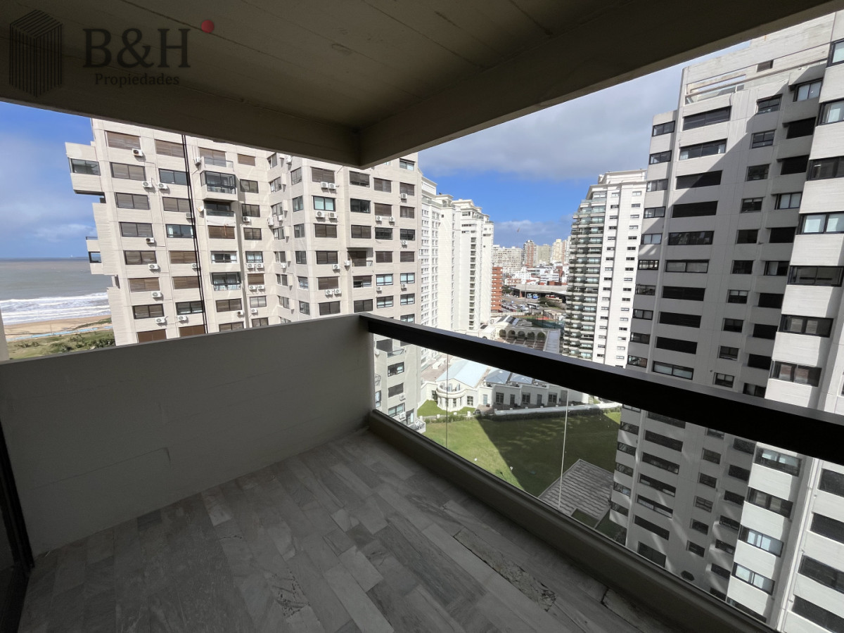 Apartamento ID.7974 - Venta Apartamento de 3 dormitorios + dep Vista al Mar en Playa Brava