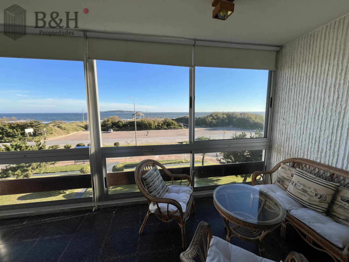 Apartamento ID.7278 - Apartamento en Primera Línea de la Playa Mansa en Alquiler Anual e Invernal con Cochera