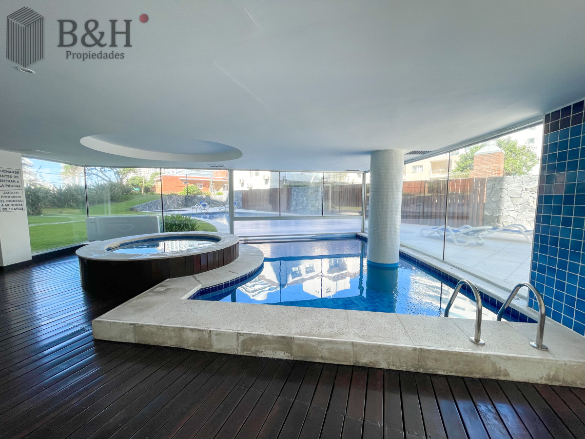 Apartamento ID.5909 - Apartamento de 2 dormitorios y 2 baños en alquiler temporal, a pasos del mar. Punta del Este