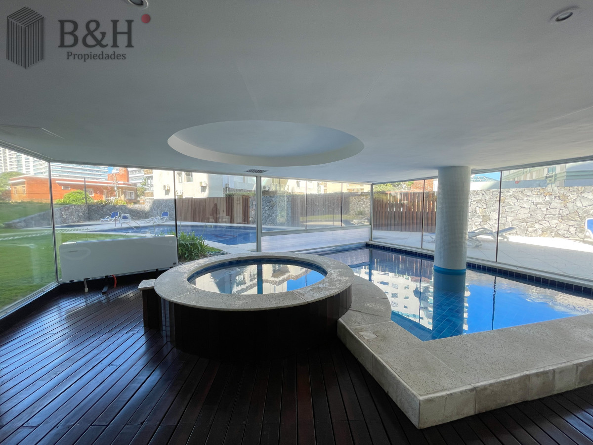 Apartamento ID.5909 - Apartamento de 2 dormitorios y 2 baños en alquiler temporal, a pasos del mar. Punta del Este