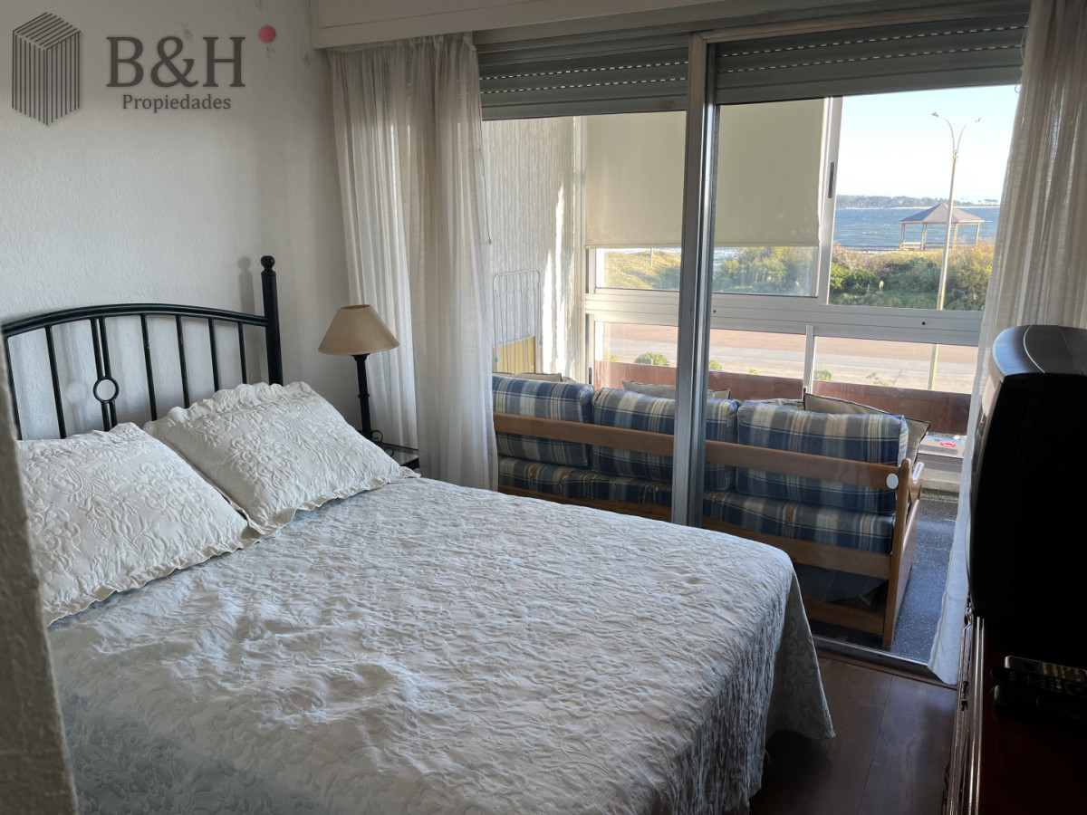 Apartamento ID.7278 - Apartamento en Primera Línea de la Playa Mansa en Alquiler Anual e Invernal con Cochera
