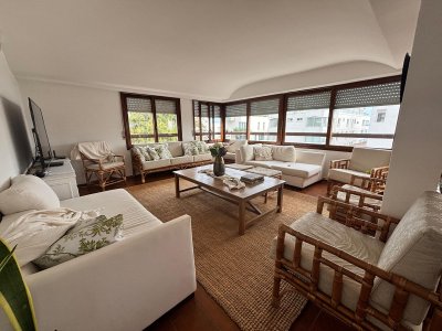 Apartamento de 4 dormitorios a la venta - Punta del Este