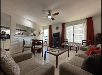 Apartamento de 2 dormitorios y 2 baños en alquiler temporal, a pasos del mar. Punta del Este