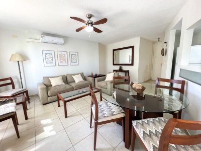 Apartamento de 2 dormitorios y 2 baños en alquiler temporal, a pasos del mar. Punta del Este
