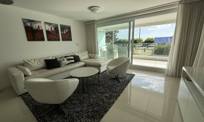 APARTAMENTO 3 DORMITORIOS MAS DEPENDENCIA - MANSA - PUNTA DEL ESTE
