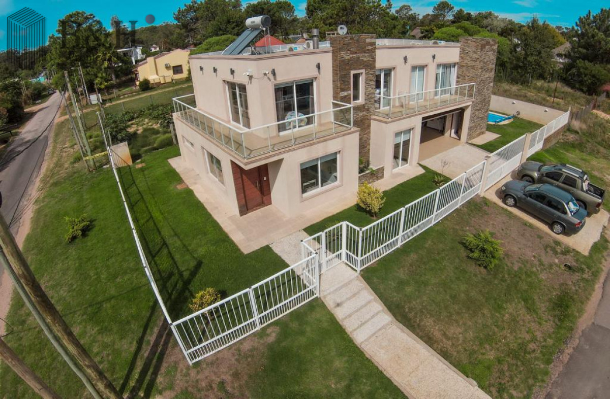 OPORTUNIDAD BAJO DE PRECIO! EXCELENTE CASA EN EL TESORO LA BARRA 4 DORMITORIOS MAS DEPENDENCIA +  1 APARTAMENTO CON 2 DORMITORIOS