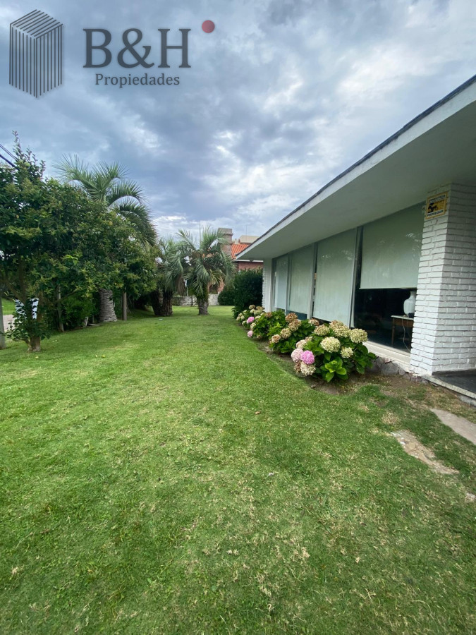 casa en venta a media cuadra de la playa  - byh4302c