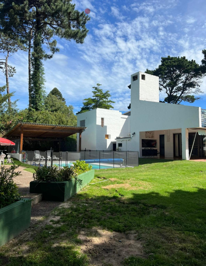 Casa ID.1493 - ALQUILER CASA DE 4 DORMITORIOS PUNTA DEL ESTE CON PISCINA CLIMATIZADA