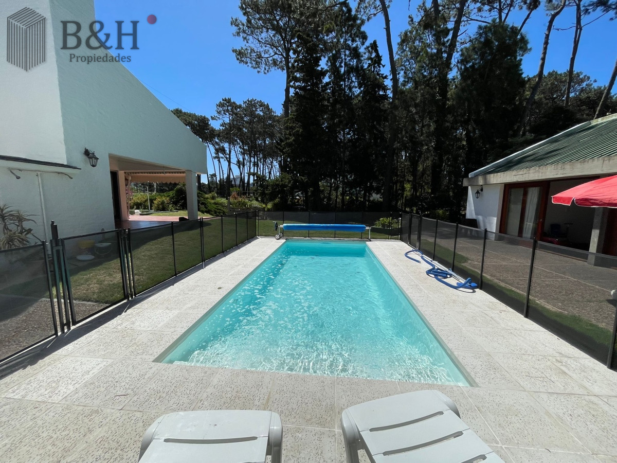 Casa ID.1493 - ALQUILER CASA DE 4 DORMITORIOS PUNTA DEL ESTE CON PISCINA CLIMATIZADA