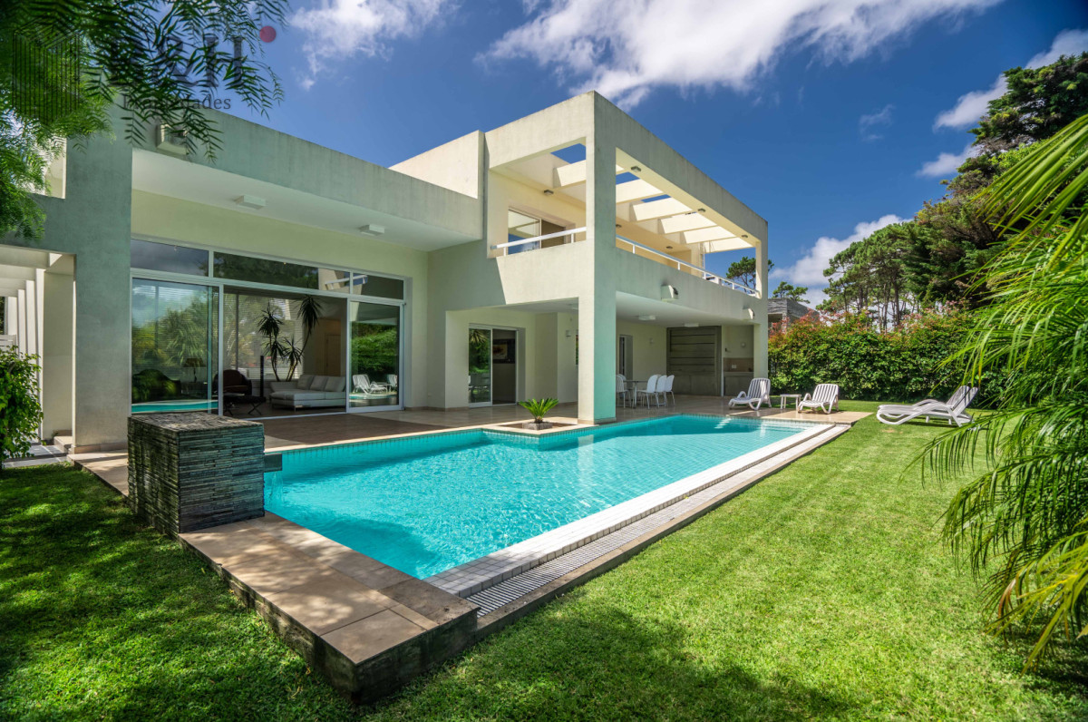 Casa ID.7784 - Venta y Alquiler Casa 4 Dormitorios Con Piscina en Barrio Privado, Punta del Este