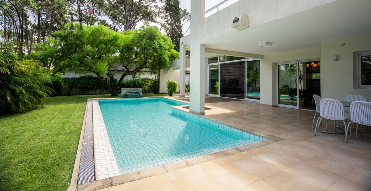 Casa ID.7784 - Venta y Alquiler Casa 4 Dormitorios Con Piscina en Barrio Privado, Punta del Este