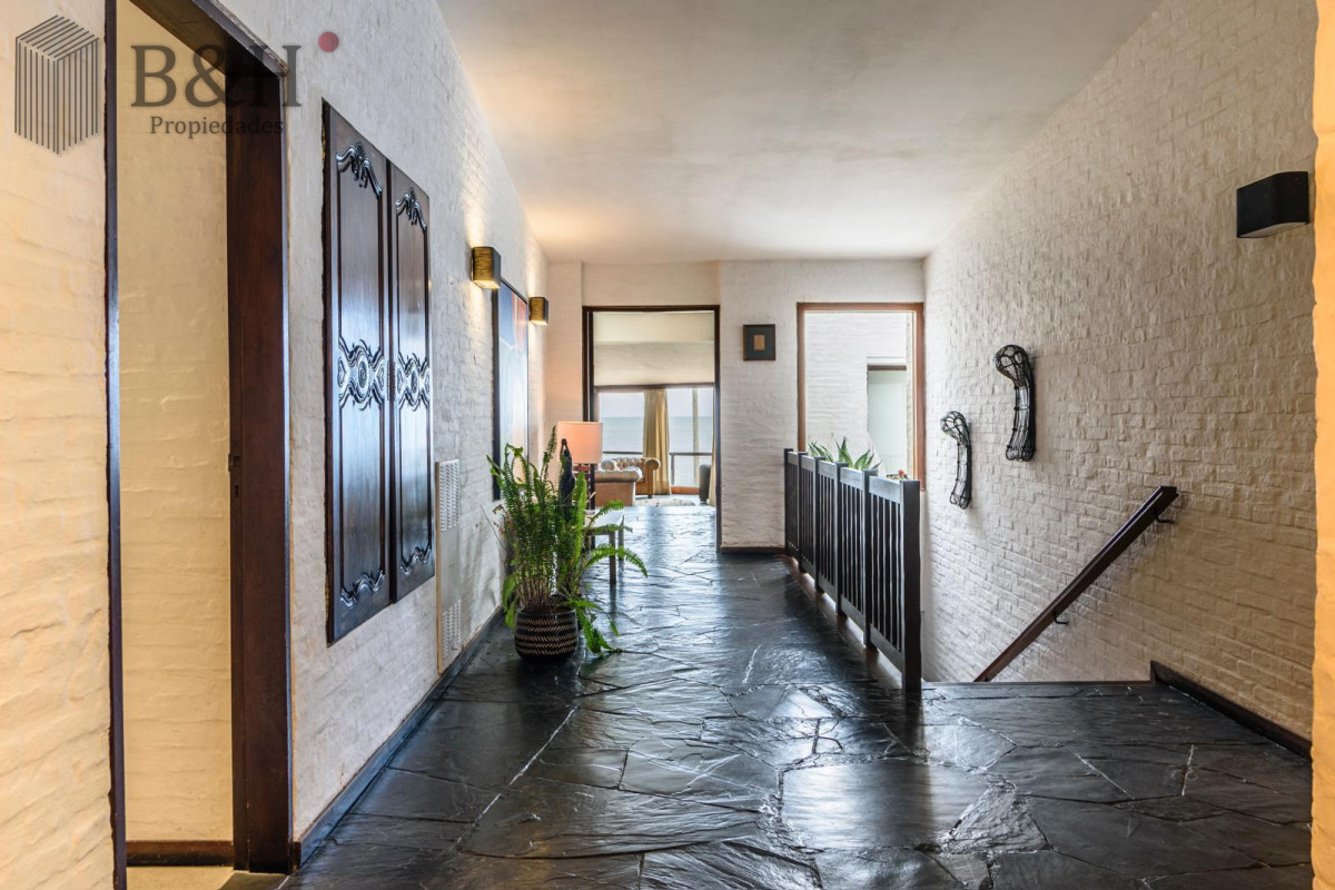 Casa ID.7653 - Venta Casa 5 dormitorios Península con Vista al Mar y Garaje 