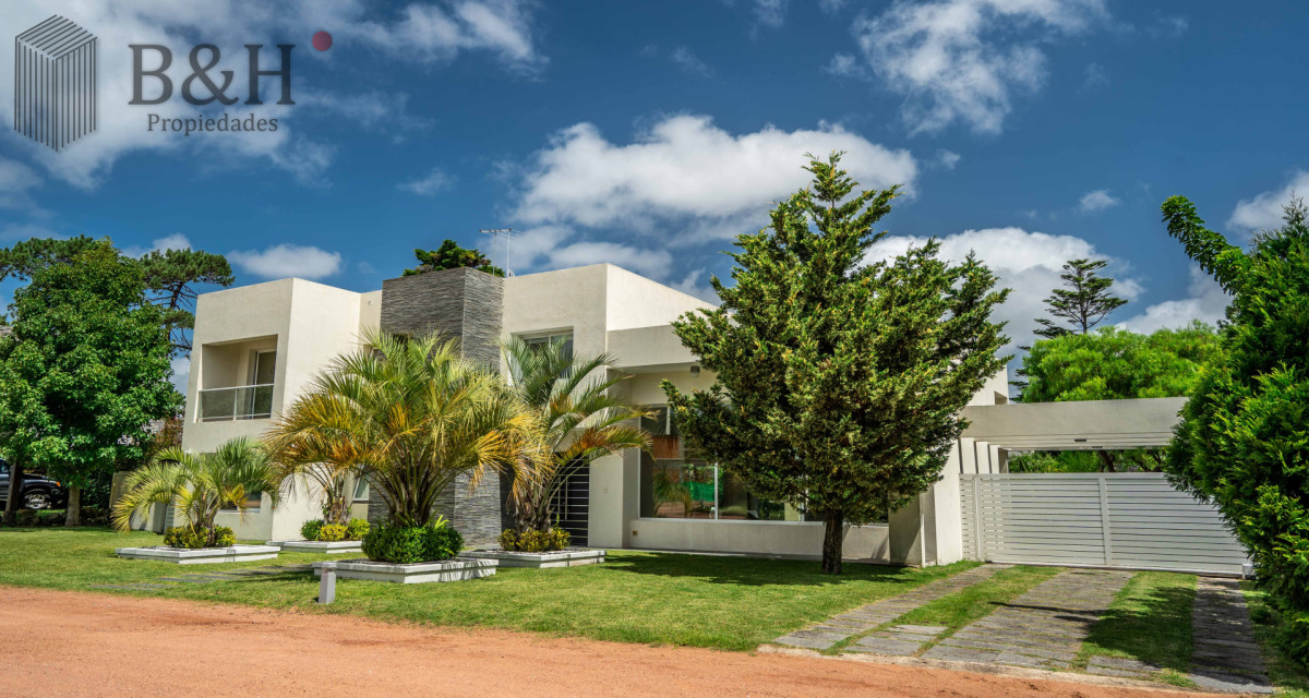Casa ID.7784 - Venta y Alquiler Casa 4 Dormitorios Con Piscina en Barrio Privado, Punta del Este
