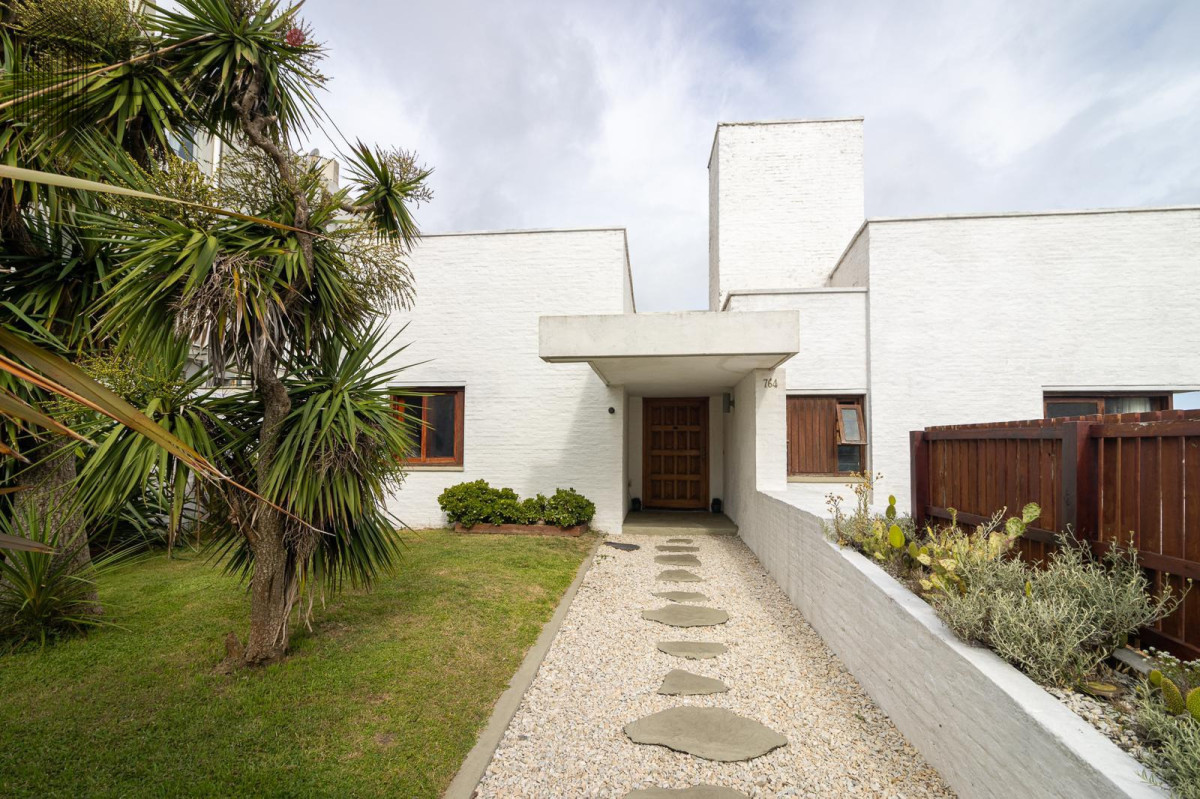 Casa ID.7653 - Venta Casa 5 dormitorios Península con Vista al Mar y Garaje 
