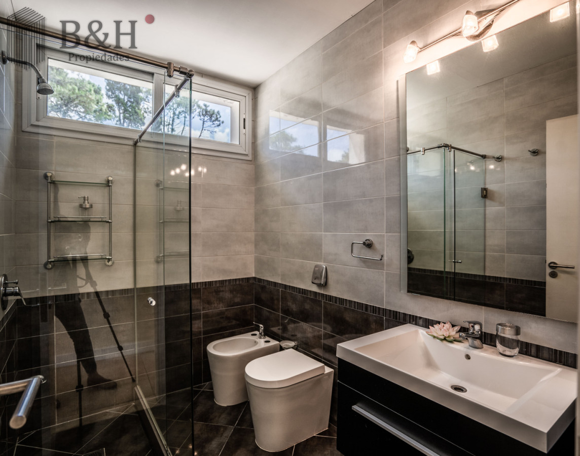 Casa ID.7784 - Venta y Alquiler Casa 4 Dormitorios Con Piscina en Barrio Privado, Punta del Este
