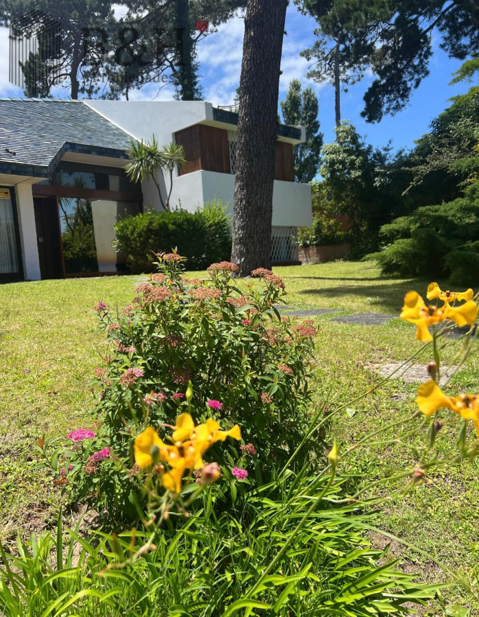 Casa ID.1493 - ALQUILER CASA DE 4 DORMITORIOS PUNTA DEL ESTE CON PISCINA CLIMATIZADA