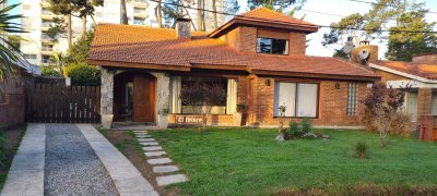 EXCELENTE CASA . MANSA A POCAS CUADRAS DEL MAR 