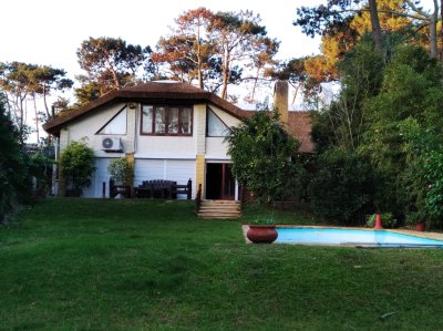 se vende y alquilo hermosa casa en pinares 