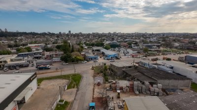 EXCELENTE LOTE CON CASA POR APARICIO SARAVIA ZONA COMERCIAL