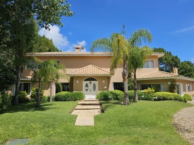 VENTA EXCELENTE CASA EN LA ARBOLADA BARRIO PRIVADO PUNTA DEL ESTE