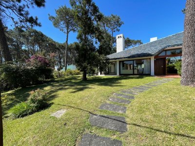 ALQUILER CASA DE 5 DORMITORIOS PUNTA DEL ESTE CON PISCINA CLIMATIZADA