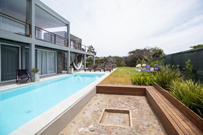 Excelente Casa en Jose Ignacio en Alquiler Temporal en Barrio Privado