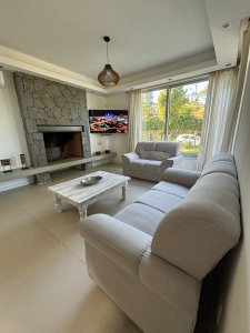Casa en Pinares !! ALQUILER ANUAL Y VENTA CON PISCINA, ESTUFA A LEÑA Y LOSA RADIANTE