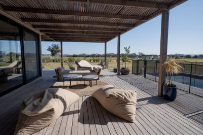 Hermosa casa en el Quijote- 3 dormitorios + dependencia de servicio con baño. DISPONIBLE EN ALQUILER ANUAL A PARTIR DE MARZO 2025