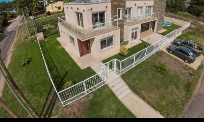 OPORTUNIDAD BAJO DE PRECIO! EXCELENTE CASA EN EL TESORO LA BARRA 4 DORMITORIOS MAS DEPENDENCIA +  1 APARTAMENTO CON 2 DORMITORIOS