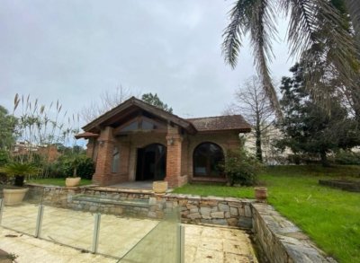 Venta de terreno con mejoras en Jardines de Córdoba 