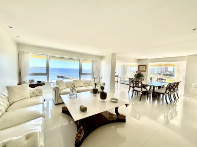Apartamento 3 dormitorios frente al mar Playa Mansa espectacular vista al mar 