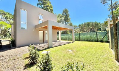 Venta de casa a estrenar en Pinares Punta del Este
