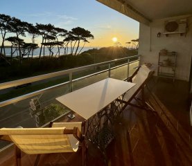 Apartamento venta 1 dormitorio Playa Mansa con vista directa al mar