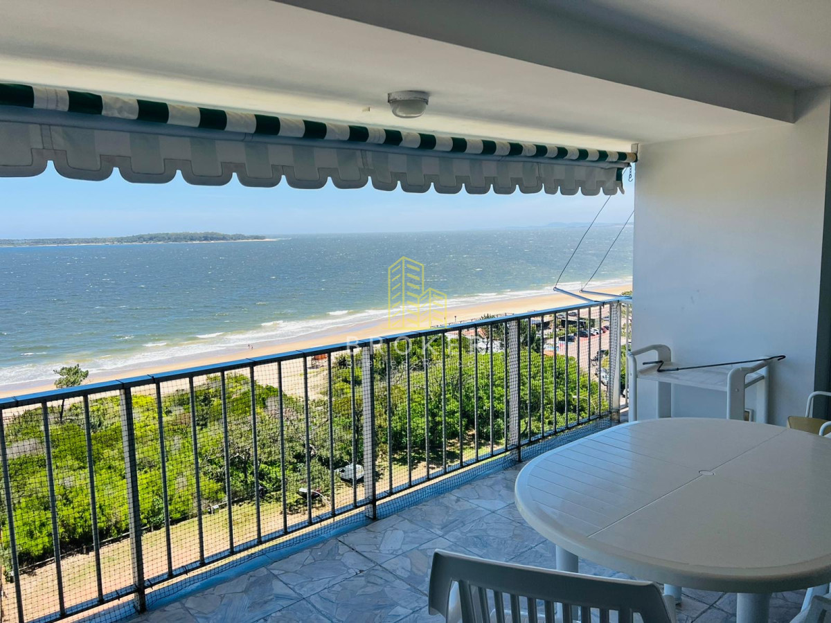 Apartamento de 3 dormitorios en Alquiler de Temporada Edificio Tamanaco Primera Linea Playa Mansa con servicio de Playa