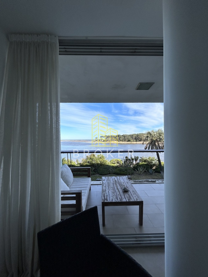 Venta de espectacular apartamento de 3 dorm. en La Barra con vista única. . Punta del Este, Uruguay.