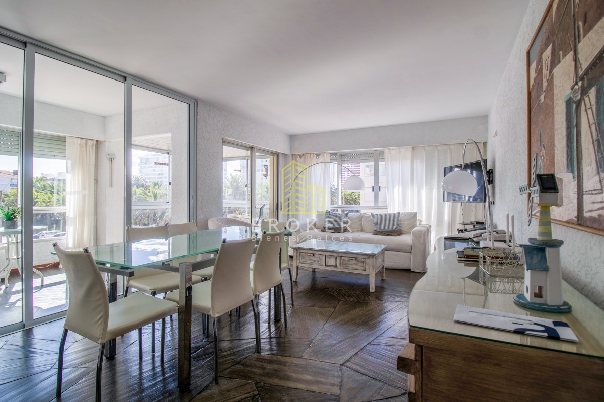 Venta de luminoso apartamento en Peninsula. Punta del Este, Uruguay.