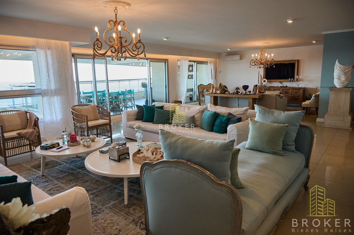 Venta apartamento 4 suites en Playa Brava en edificio de categoría Torre Lobos.