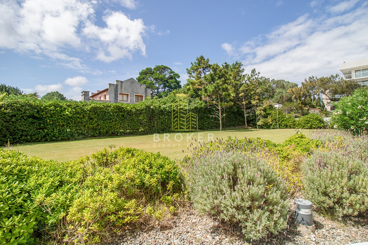 Apartamento ID.806/Venta_o_alquiler_de_Penthouse_en_primera_linea_en_Pinares._Punta_del_Este,_Uruguay. - Venta o alquiler de Penthouse en primera linea en Pinares. Punta del Este, Uruguay.