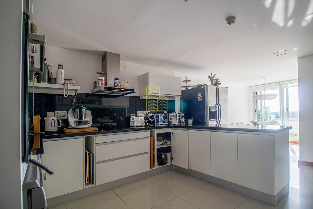 Apartamento ID.1669/Alquiler_de_apartamento_de_3_dormitorios_primera_linea_Brava_en_Punta_del_Este,_Uruguay. - Alquiler de apartamento de 3 dormitorios primera linea Brava en Punta del Este, Uruguay.