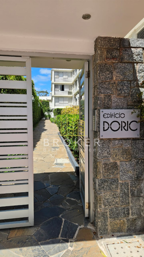 Apartamento ID.8936/Alquiler_temporario_de_departamento_en_Península,_3_dormitorios_a_media_cuadra_de_la_rambla,_Punta_del_Este_ - Alquiler temporario de departamento en Península, 3 dormitorios a media cuadra de la rambla, Punta del Este 