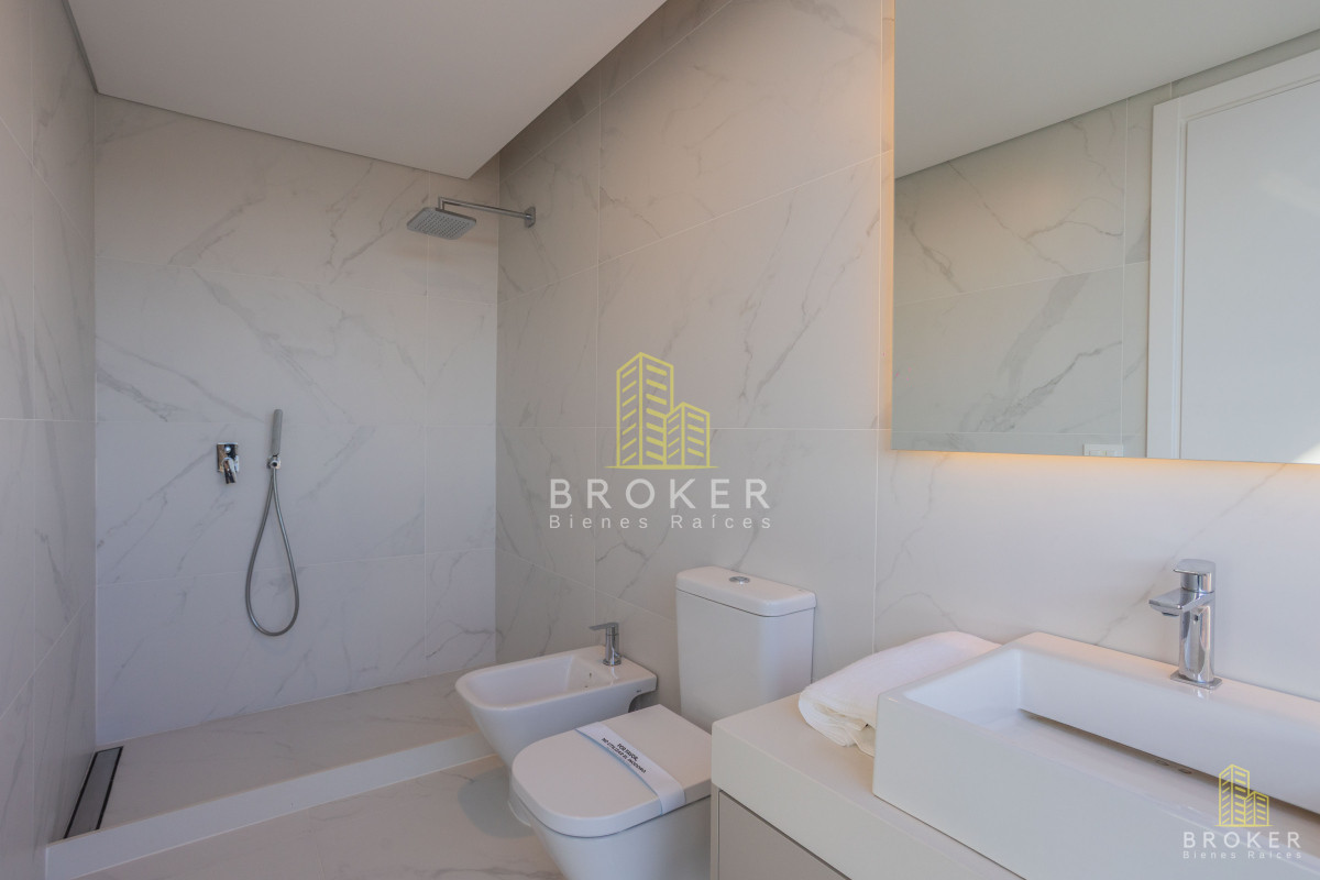 Apartamento ID.9103 - Apartamento en Rambla de Carrasco 4 dormitorios 5 baños