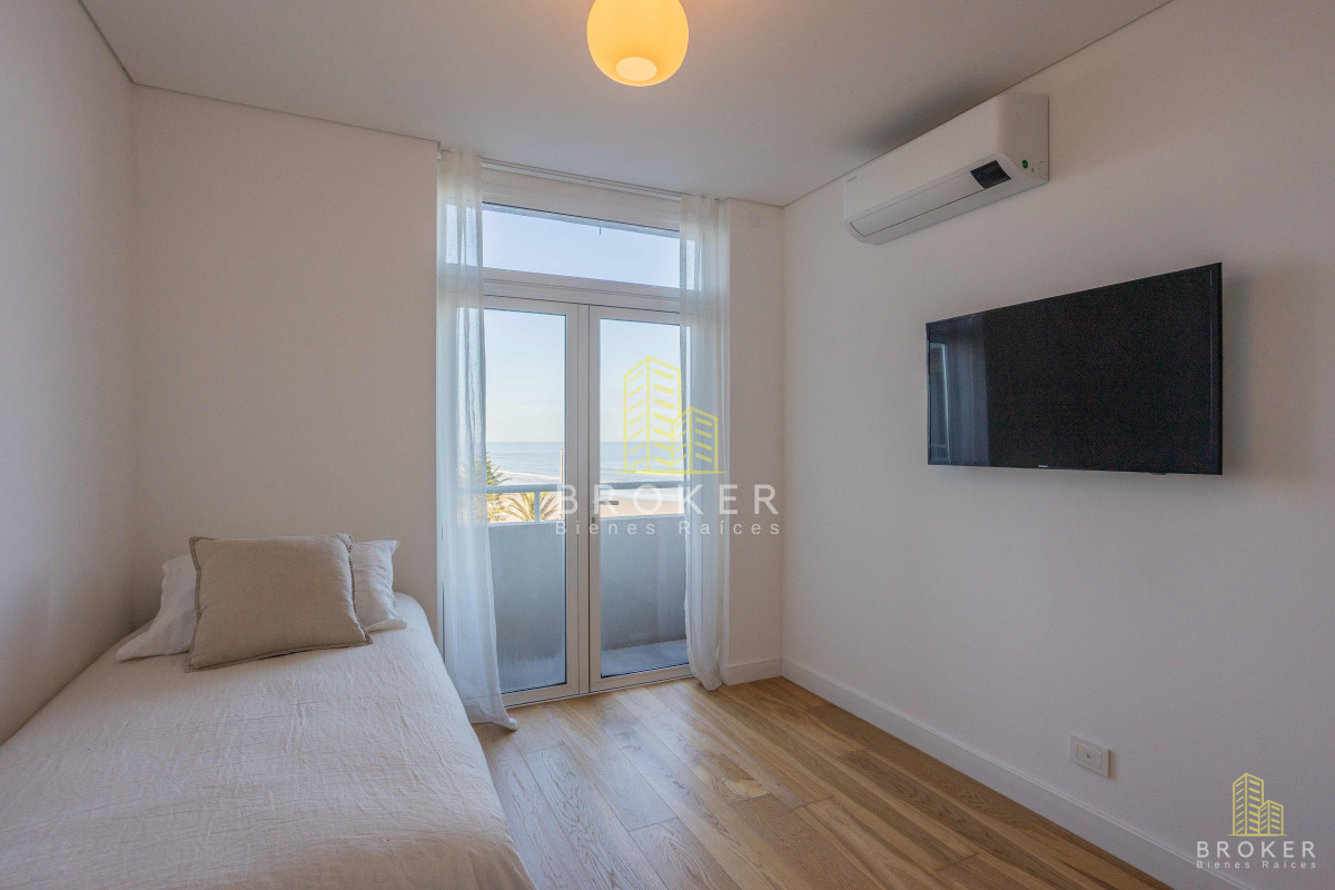 Apartamento ID.9103 - Apartamento en Rambla de Carrasco 4 dormitorios 5 baños