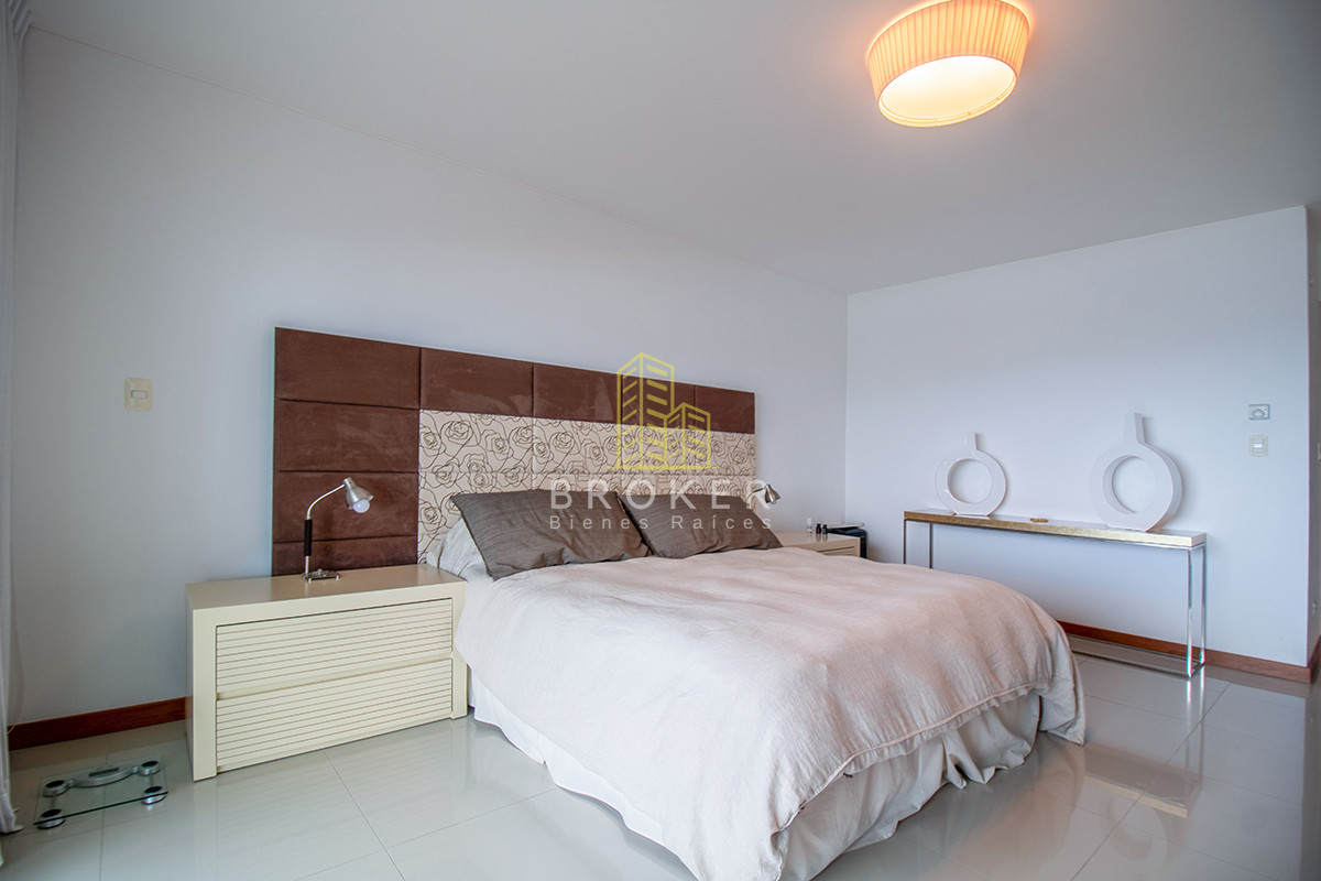 Apartamento ID.1669/Alquiler_de_apartamento_de_3_dormitorios_primera_linea_Brava_en_Punta_del_Este,_Uruguay. - Alquiler de apartamento de 3 dormitorios primera linea Brava en Punta del Este, Uruguay.