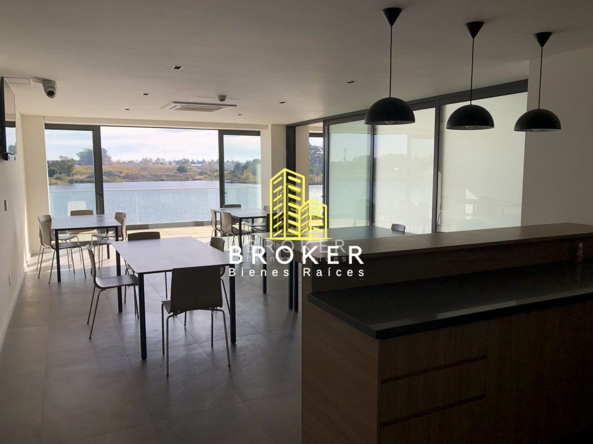 Apartamento ID.143/Venta_Apartamento__Triplex_3_Dormitorios_En_Carrasco__(ref:_Bkb-1303) - Venta Apartamento Carrasco 3 Dormitorio Triplex al lago